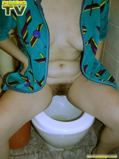 Amateur teen pisses in the toilet - N