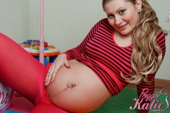 Pregnant in pink tights - N