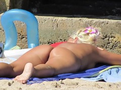 nude-beach-milf-amateur-voyeur-close-up-pussy-and-ass