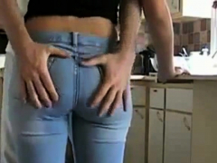 Cette petite salope en tight jeans se fait peloter le cul.