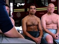 Bombeiros Fazendo Exame Nos Testiculos