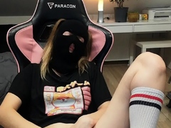 skimask-cums-on-the-gaming-chair